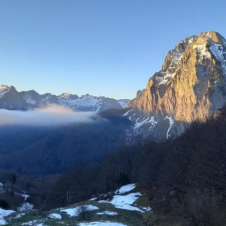 Hostal Refuge De L'aberouat *