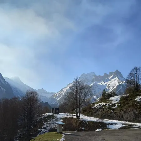 Refuge De L'aberouat Auberge de jeunesse *